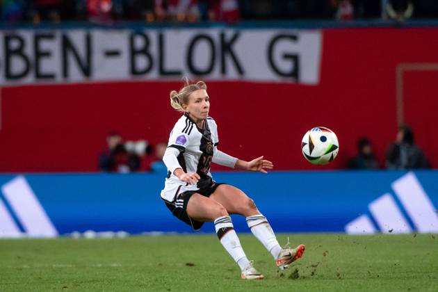 Elisa Senß (Deutschland, 20) am Ball, GER, Deutschland (GER) vs Dänemark (DEN), UEFA Frauen Fussball Nations League, Liga A, 5. Spieltag, 01.12.2023 DFB DFL regulations prohibit any use of photographs as image sequences and or quasi-video GER, Deutschland (GER) vs Dänemark (DEN), UEFA Frauen Fussball Nations League, Liga A, 5. Spieltag, 01.12.2023 Rostock Copyright: xEibner-Pressefoto Memmlerx EP_MMR