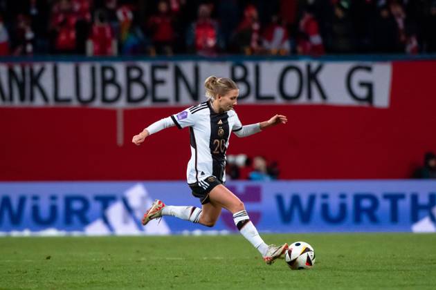 Elisa Senß (Deutschland, 20) am Ball, GER, Deutschland (GER) vs Dänemark (DEN), UEFA Frauen Fussball Nations League, Liga A, 5. Spieltag, 01.12.2023 DFB DFL regulations prohibit any use of photographs as image sequences and or quasi-video GER, Deutschland (GER) vs Dänemark (DEN), UEFA Frauen Fussball Nations League, Liga A, 5. Spieltag, 01.12.2023 Rostock Copyright: xEibner-Pressefoto Memmlerx EP_MMR