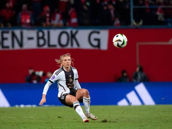 Elisa Senß (Deutschland, 20) am Ball, GER, Deutschland (GER) vs Dänemark (DEN), UEFA Frauen Fussball Nations League, Liga A, 5. Spieltag, 01.12.2023 DFB DFL regulations prohibit any use of photographs as image sequences and or quasi-video GER, Deutschland (GER) vs Dänemark (DEN), UEFA Frauen Fussball Nations League, Liga A, 5. Spieltag, 01.12.2023 Rostock Copyright: xEibner-Pressefoto Memmlerx EP_MMR
