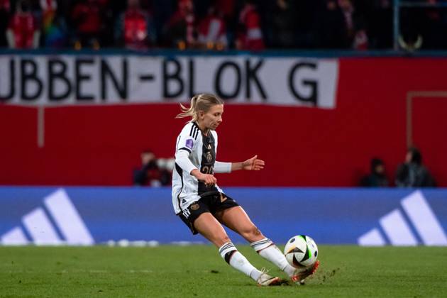 Elisa Senß (Deutschland, 20) am Ball, GER, Deutschland (GER) vs Dänemark (DEN), UEFA Frauen Fussball Nations League, Liga A, 5. Spieltag, 01.12.2023 DFB DFL regulations prohibit any use of photographs as image sequences and or quasi-video GER, Deutschland (GER) vs Dänemark (DEN), UEFA Frauen Fussball Nations League, Liga A, 5. Spieltag, 01.12.2023 Rostock Copyright: xEibner-Pressefoto Memmlerx EP_MMR