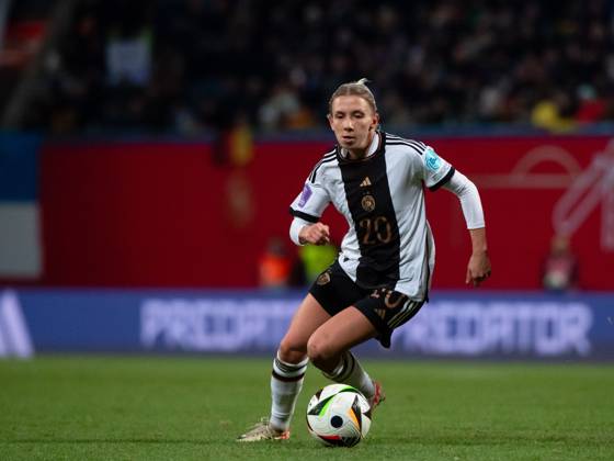 Elisa Senß (Deutschland, 20) am Ball, GER, Deutschland (GER) vs Dänemark (DEN), UEFA Frauen Fussball Nations League, Liga A, 5. Spieltag, 01.12.2023 DFB DFL regulations prohibit any use of photographs as image sequences and or quasi-video GER, Deutschland (GER) vs Dänemark (DEN), UEFA Frauen Fussball Nations League, Liga A, 5. Spieltag, 01.12.2023 Rostock Copyright: xEibner-Pressefoto Memmlerx EP_MMR