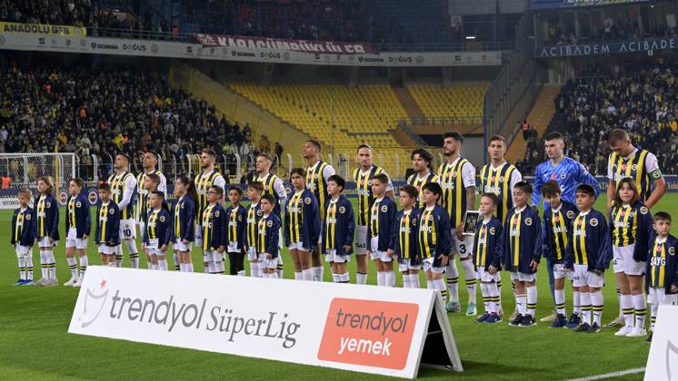 ISTANBUL - (l-r) Dusan Tadic of Fenerbahce SK, Irfan Can Kahveci of Fenerbahce SK, Ismail Yuksek of Fenerbahce SK, Sebastian Szymanski of Fenerbahce SK, Jayden Oosterwolde of Fenerbahce SK, Miguel Crespo of Fenerbahce SK, Ferdi Kadioglu of Fenerbahce SK, Samet Akaydin of Fenerbahce SK, Mert Muldur of Fenerbahce SK, Fenerbahce SK goalkeeper Dominik Livakovic, Edin Dzeko of Fenerbahce SK during the Turkish Superlig match between Fenerbahce AS and Fatih Karagumruk at Ulker Fenerbahce Sukru Saracoglu Stadium on November 25, 2023 in Istanbul, Turkey. ANP Hollandse Hoogte Gerrit van Keulen Turkish Superlig 2023 2024 xVIxANPxSportx xGerritxvanxKeulenxIVx 485469008 originalFilename: 485469008