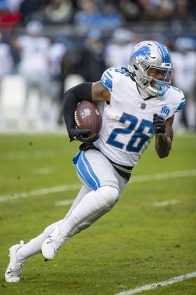 NFL, American Football Herren, USA 2023: Lions at Bears DEC 10 December 10, 2023: Detroit Lions 26 Jahmyr Gibbs runs with the ball during a game against the Chicago Bears in Chicago, IL. Mike Wulf CSM (Credit Image: Mike Wulf Cal Media) Chicago IL United States of America EDITORIAL USE ONLY Copyright: xx ZUMA-20231210_zma_c04_214.jpg MikexWulfx csmphotothree210461