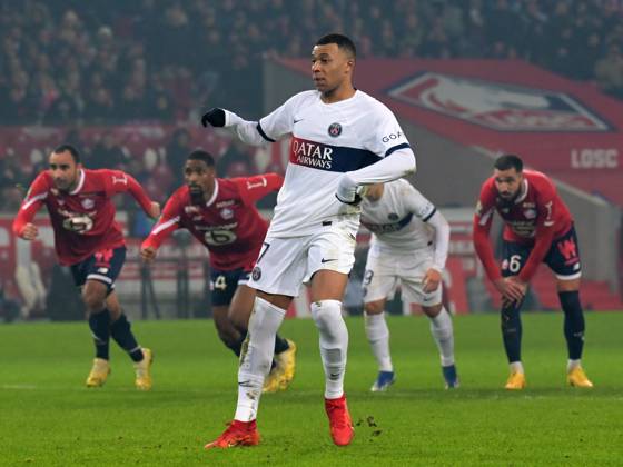 LILLE - Kylian Mbappe of Paris Saint-Germain scores a penalty during the French Ligue 1 match between Lille OSC and Paris Saint-Germain at Pierre-Mauroy Stadium on December 17, 2023 in Lille, France. ANP Hollandse Hoogte Gerrit van Keulen Ligue 1 Uber Eats 2023 2024 xVIxANPxSportx xGerritxvanxKeulenxIVx 486566831 originalFilename: 486566831