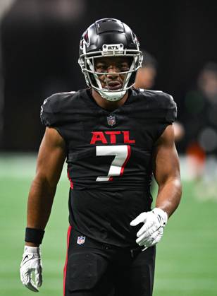 ATLANTA, GA Ã DECEMBER 24: Atlanta running back Bijan Robinson (7) warms up prior to the start of the NFL, American Football Herren, USA game between the Indianapolis Colts and the Atlanta Falcons on December 24th, 2023 at Mercedes-Benz Stadium in Atlanta, GA. (Photo by Rich von Biberstein Icon Sportswire) NFL: DEC 24 Colts at Falcons EDITORIAL USE ONLY Icon231223085