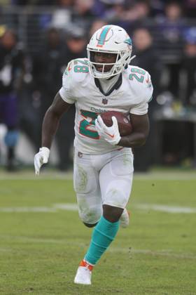 December 31, 2023: Miami Dolphins RB DeÃ¢â‚¬â ¢Von Achane (28) in action against the Baltimore Ravens at M&T Bank Stadium in Baltimore, MD. Photo Mike Buscher Cal Media Baltimore USA - ZUMAc04_ 20231231_zma_c04_233 Copyright: xMikexBuscher CalxSportxMediax