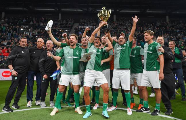 Bilder des Jahres 2024, Sport 01 Januar Sport Themen der Woche KW01 Sport Bilder des Tages GER, Hallencup, Cup der Öffenttlichen Oldenburg 05.01.2024, EWE Arena, Oldenburg, GER, Cup der Öffentlichen Oldenburg, DFL regulations prohibit any use of photographs as image sequences and or quasi-video, im Bild Philipp BARGFREDE ( Werder Legenden 44 ) Fin BARTELS ( Werder Legenden 17 ) Nelson VALDEZ ( Werder Legenden 11 ) Max KRUSE ( Werder Legenden 10 ) Ailton ( Werder Legenden 32 ) Clemens FRITZ ( Werder Legenden 7 ) Viktor PEKRUL ( Werder Legenden 2 ) mit dem Siegerpokal
