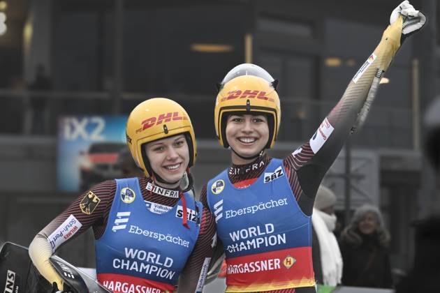Bilder des Jahres 2024, Sport 01 Januar Sport Themen der Woche KW01 Sport Bilder des Tages Jessica Degenhardt, Cheyenne Rosenthal GER Schlussjubel Schlußjubel Emotion Freude 06.01.2024 EBERSPÄCHER Rodel Weltcup in Winterberg, Doppelsitzer Damen , Veltins-Arena, Winterberg, NRW Germany