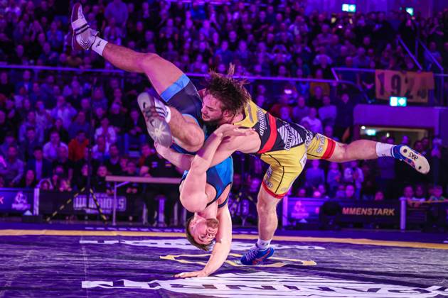Bilder des Jahres 2024, Sport 01 Januar Sport Themen der Woche KW01 Sport Bilder des Tages Halbfinale Deutsche Mannschaftsmeisterschaften im Ringen Vorkampf der BIRTAT Bundesliga Kleinostheim vs. Koellerbach Kleinostheim, 06.01.2024 - Kleinostheim vs. Koellerbach: 86kg Griechisch-Römischer Stil Alexandrin Gutu (Rot Kleinostheim) vs. Kevin Gremm (Blau Koellerbach)