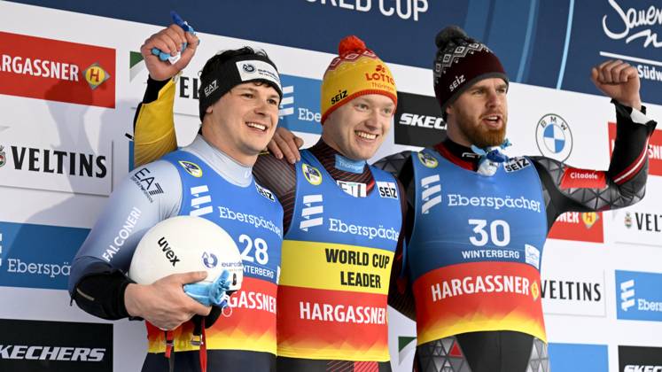 Bilder des Jahres 2024, Sport 01 Januar Sport Themen der Woche KW01 Siegerehrung, Dominik Fischnaller ITA (2. Platz) Max Langenhan GER (1. Platz) Kristers Aparjods, 83. Platz LAT) 07.01.2024 EBERSPÄCHER Rodel Weltcup in Winterberg, Herren Einsitzer , Veltins-Arena, Winterberg, NRW Germany