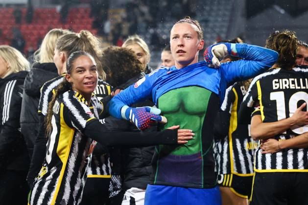 Bilder des Jahres 2024, Sport 01 Januar Sport Themen der Woche KW01 Sport Bilder des Tages Italian football Women Supercoppa match - AS Roma vs Juventus FC Estelle Cascarino (Juventus Women) and Pauline Peyraud-Magnin (Juventus Women) celebrate celebrate the victory of the Italian Super Cup during AS Roma vs Juventus FC, Italian football Women Supercoppa match in Cremona, Italy, January 07 2024 Cremona Italy  Copyright: xIPAxSport ABACAx