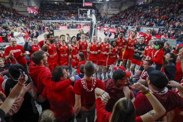 Bilder des Jahres 2024, Sport 01 Januar Sport Themen der Woche KW01 Sport Bilder des Tages Bamberger Jubel mit den Fans vlnr Adrian Nelson (Bamberg Baskets, 04) Kevin Wohlrath (Bamberg Baskets, 11) Zach Copeland (Bamberg Baskets, 02) Patrick Heckmann (Bamberg Baskets, 33) Lukas Herzog (Bamberg Baskets, 01) Trey Woodbury (Bamberg Baskets, 22) Malik Johnson (Bamberg Baskets, 03) Ejiofor Onu (Bamberg Baskets, 35) Filip Stanic (Bamberg Baskets, 65) Abdulah Kameric (Bamberg Baskets, 21) Karsten Tadda (Bamberg Baskets, 09) Bamberg Baskets - Alba Berlin easyCredit-BBL Basketball Bundesliga Saison 2023 24 Spieltag 15 07.01.2024, Brose Arena Bamberg Foto: Daniel Löb Loeb Copyright: DanielxLöb