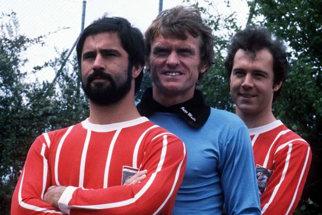 Franz BECKENBAUER ist im Alter von 78 Jahren gestorben! ARCHIVFOTO; Sepp MAIER , Deutschland , Fussball, Torwart , FC Bayern Muenchen , mit Franz BECKENBAUER (hinten) , und Gerd MUELLER (vorne) hintereinander stehend . Qf.1973.