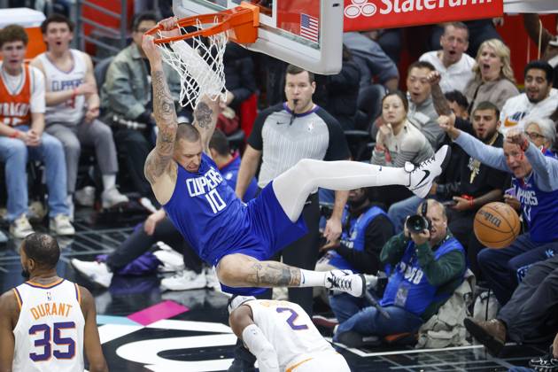 Bilder des Jahres 2024, Sport 01 Januar Sport Themen der Woche KW02 Sport Bilder des Tages January 8, 2024, Los Angeles, California, Usa: Los Angeles Clippers Daniel Theis 10 drives against over Phoenix Suns Josh Okogie 2 during an NBA, Basketball Herren, USA basketball game at Crypto.com Arena, Monday Jan. 8, 2024, in Los Angeles. Los Angeles Usa - ZUMAc68_ 20240108_zaf_c68_006 Copyright: xRingoxChiux