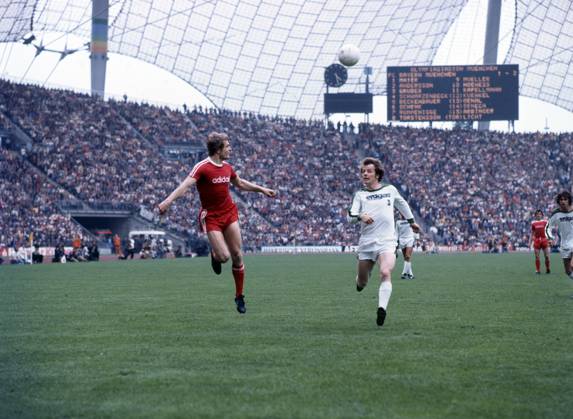 21.05.77 FC Bayern München - Borussia Mönchengladbach Deutschland, München, 21.05.1977, Fussball, Bundesliga, FC Bayern München - Borussia Mönchengladbach (2:2): v.l. Björn Andersson (FC Bayern München), Herbert Wimmer (Borussia Mönchengladbach).
