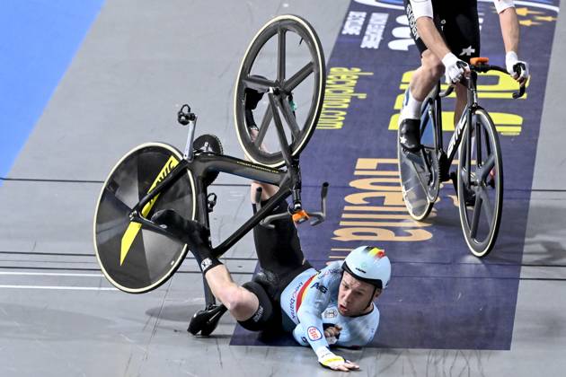 Bilder des Jahres 2024, Sport 01 Januar Sport Themen der Woche KW02 Sport Bilder des Tages Belgian Jules Hesters crashes during the final of the Men s Elimination Race event, at the 2024 UEC Track Elite European Championships, in Apeldoorn, Netherlands, Wednesday 10 January 2024. The European Championships take place from 10 ,to 14 January. DIRKxWAEM  x83761639x