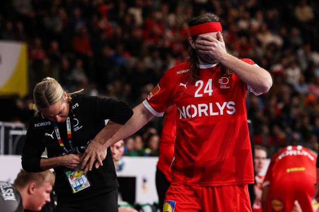 Bilder des Jahres 2024, Sport 01 Januar Sport Themen der Woche KW02 Sport Bilder des Tages MEN’S EHF EURO 2024: Dänemark - Tschechien; 11.01.2024 Mikkel HANSEN (DEN 24) wird an der Hand behandelt verletzt verletzung Copyright: xBEAUTIFULxSPORTS Goldbergx