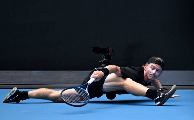 Bilder des Jahres 2024, Sport 01 Januar Sport Themen der Woche KW02 Sport Bilder des Tages TENNIS AUSTRALIAN OPEN, Dane Sweeny of Australia stretches to return during his first round match against Francisco Cerundolo of Argentina on Day 1 of the 2024 Australian Open at Melbourne Park in Melbourne, Sunday, January 14, 2024. ( NO ARCHIVING, EDITORIAL USE ONLY, NO USE IN BOOKS WITHOUT CONSENT MELBOURNE VICTORIA AUSTRALIA  Copyright: xJAMESxROSSx 20240114001888730708
