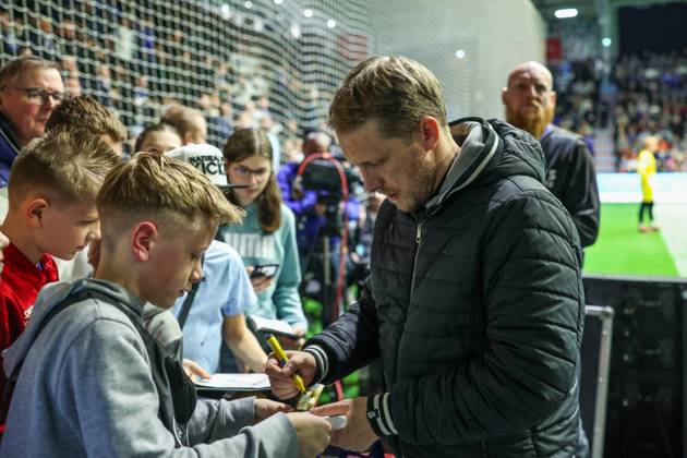 14.01.2024, Fussball, Saison 2023 2024,Hallenturnier in Gummersbach, Comedian Oliver Pocher gibt Autogramme. Gummersbach Schwalbe Arena Deutschland xRHR-FOTO TRx Copyright: RHR-FOTOx RHR-FOTO TR