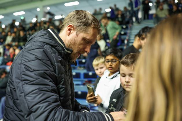 14.01.2024, Fussball, Saison 2023 2024,Hallenturnier in Gummersbach, Comedian Oliver Pocher gibt Autogramme. Gummersbach Schwalbe Arena Deutschland xRHR-FOTO TRx Copyright: RHR-FOTOx RHR-FOTO TR