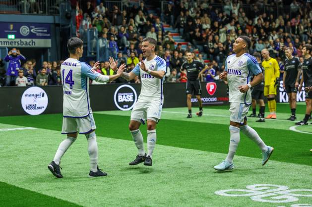 14.01.2024, Fussball, Saison 2023 2024,Hallenturnier in Gummersbach, v. l. Soichiro Kozuki (FC Schalke 04), Niklas Castelle (FC Schalke 04), Steven van der Sloot (FC Schalke 04) jubeln. Gummersbach Schwalbe Arena Deutschland xRHR-FOTO TRx Copyright: RHR-FOTOx RHR-FOTO TR