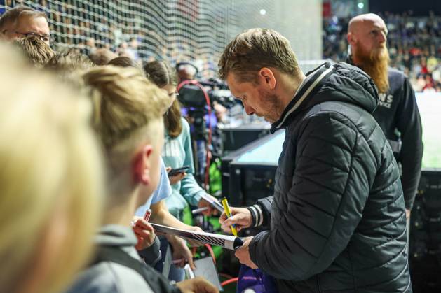 14.01.2024, Fussball, Saison 2023 2024,Hallenturnier in Gummersbach, Comedian Oliver Pocher gibt Autogramme. Gummersbach Schwalbe Arena Deutschland xRHR-FOTO TRx Copyright: RHR-FOTOx RHR-FOTO TR