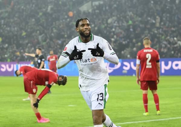 Bilder des Jahres 2024, Sport 01 Januar Sport Themen der Woche KW02 Sport Bilder des Tages Jubel Jordan SIEBATCHEU (MG) nach seinem Tor zum 3:1, dahinter enttaeuschte Spieler von S. Fussball 1. Bundesliga,17.Spieltag, Borussia Moenchengladbach (MG) - VfB Stuttgart (S) 3:1, am 14.01.2024 in Moenchengladbach Deutschland. DFL regulations prohibit any use of photographs as image sequences and or quasi-video