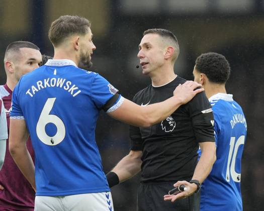 Premier League Everton v Aston Villa James Tarkowski of Everton speak with Referee David Coote during the Premier League match Everton vs Aston Villa at Goodison Park, Liverpool, United Kingdom, 14th January 2024 (Photo by Steve Flynn News Images) Liverpool Goodison Park Merseyside United Kingdom Copyright: xStevexFlynn NewsxImagesx