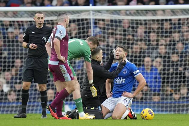 Premier League Everton v Aston Villa James Tarkowski of Everton receives treatment for a cut eye during the Premier League match Everton vs Aston Villa at Goodison Park, Liverpool, United Kingdom, 14th January 2024 (Photo by Steve Flynn News Images) Liverpool Goodison Park Merseyside United Kingdom Copyright: xStevexFlynn NewsxImagesx