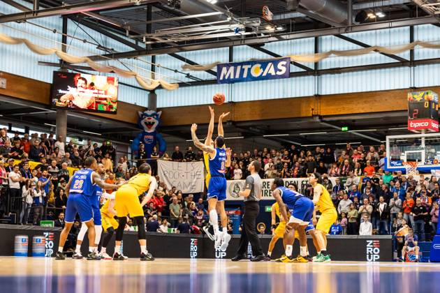 easyCredit Basketball Bundesliga, Syntainics MBC - Tigers Tübingen 14.01.2023, easyCredit Basketball Bundesliga, BBL, Saison 2023 2024, Herren, Syntainics MBC - Tigers Tübingen, Tip off, Martin Breunig (Syntainics MBC, No 8), Christoph Philipps (Tigers Tübingen, No13)