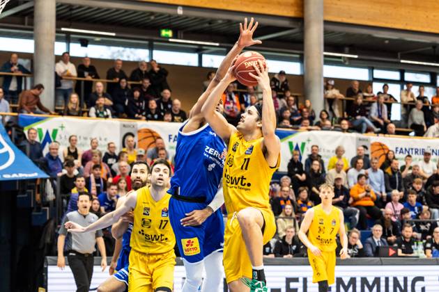 easyCredit Basketball Bundesliga, Syntainics MBC - Tigers Tübingen 14.01.2023, easyCredit Basketball Bundesliga, BBL, Saison 2023 2024, Herren, Syntainics MBC - Tigers Tübingen, Erol Ersek (Tigers Tübingen, No11), Chris-Ebou Ndow (Syntainics MBC, No 25)