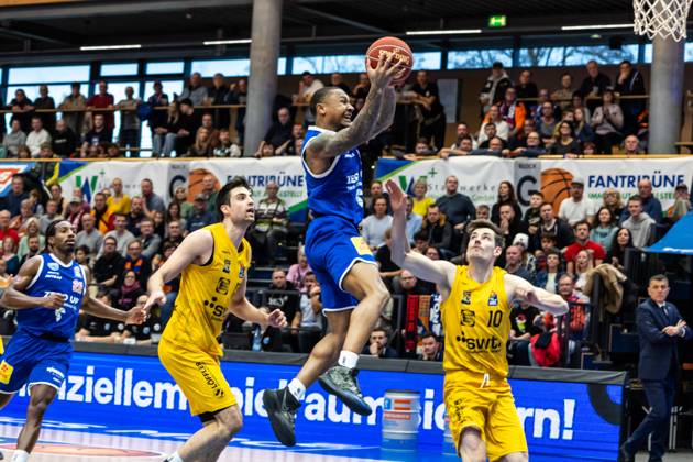 easyCredit Basketball Bundesliga, Syntainics MBC - Tigers Tübingen 14.01.2023, easyCredit Basketball Bundesliga, BBL, Saison 2023 2024, Herren, Syntainics MBC - Tigers Tübingen, Charles Callison (Syntainics MBC, No 23), Gianni Otto (Tigers Tübingen, No10)