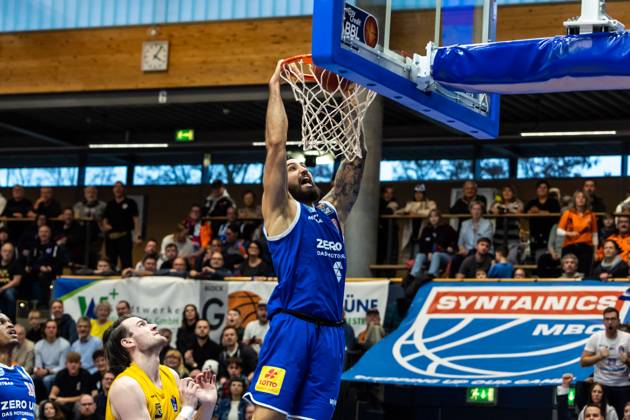 easyCredit Basketball Bundesliga, Syntainics MBC - Tigers Tübingen 14.01.2023, easyCredit Basketball Bundesliga, BBL, Saison 2023 2024, Herren, Syntainics MBC - Tigers Tübingen, Martin Breunig (Syntainics MBC, No 8) mit einem Dunk