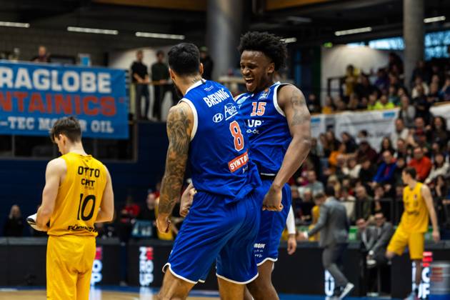 easyCredit Basketball Bundesliga, Syntainics MBC - Tigers Tübingen 14.01.2023, easyCredit Basketball Bundesliga, BBL, Saison 2023 2024, Herren, Syntainics MBC - Tigers Tübingen, Martin Breunig (Syntainics MBC, No 8), Stephon Jelks (Syntainics MBC, No 15) jubeln