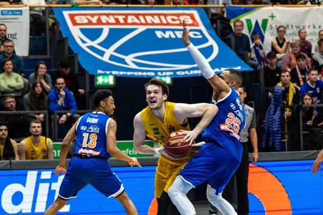 easyCredit Basketball Bundesliga, Syntainics MBC - Tigers Tübingen 14.01.2023, easyCredit Basketball Bundesliga, BBL, Saison 2023 2024, Herren, Syntainics MBC - Tigers Tübingen, Christoph Philipps (Tigers Tübingen, No13), Chris-Ebou Ndow (Syntainics MBC, No 25)