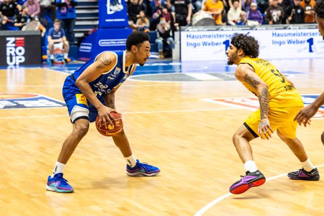 easyCredit Basketball Bundesliga, Syntainics MBC - Tigers Tübingen 14.01.2023, easyCredit Basketball Bundesliga, BBL, Saison 2023 2024, Herren, Syntainics MBC - Tigers Tübingen, Jhonathan Dunn (Syntainics MBC, No 13), Jhivvan Jackson (Tigers Tübingen, No56)