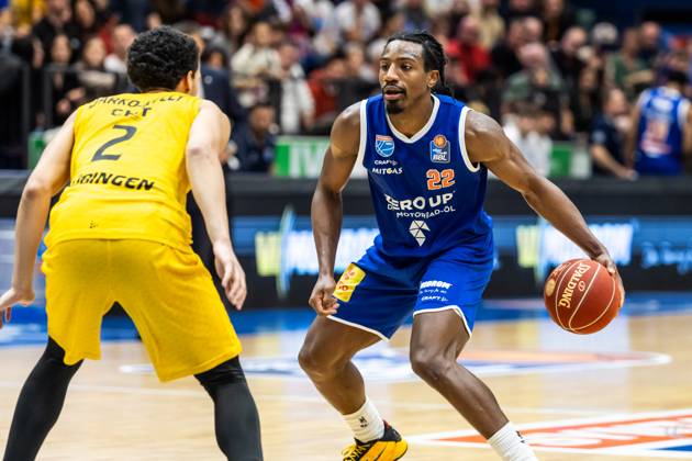 easyCredit Basketball Bundesliga, Syntainics MBC - Tigers Tübingen 14.01.2023, easyCredit Basketball Bundesliga, BBL, Saison 2023 2024, Herren, Syntainics MBC - Tigers Tübingen, Johnathan Stove (Syntainics MBC, No 22), Zaccheus Darko-Kelly (Tigers Tübingen, No2)