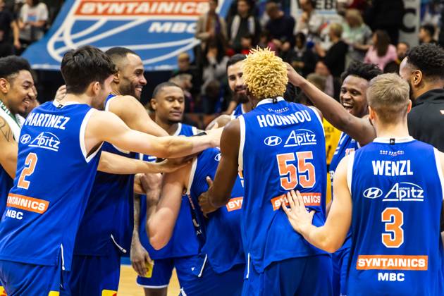 easyCredit Basketball Bundesliga, Syntainics MBC - Tigers Tübingen 14.01.2023, easyCredit Basketball Bundesliga, BBL, Saison 2023 2024, Herren, Syntainics MBC - Tigers Tübingen, Das Team Team vom Syntainics MBC jubelt nach dem Sieg