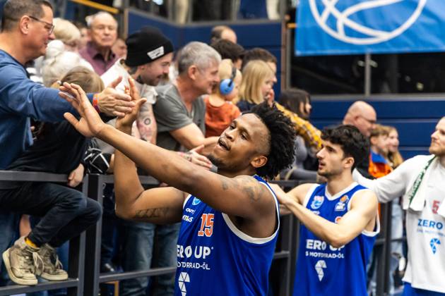 easyCredit Basketball Bundesliga, Syntainics MBC - Tigers Tübingen 14.01.2023, easyCredit Basketball Bundesliga, BBL, Saison 2023 2024, Herren, Syntainics MBC - Tigers Tübingen, Stephon Jelks (Syntainics MBC, No 15) bedankt sich bei den Fans
