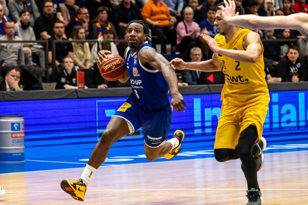 easyCredit Basketball Bundesliga, Syntainics MBC - Tigers Tübingen 14.01.2023, easyCredit Basketball Bundesliga, BBL, Saison 2023 2024, Herren, Syntainics MBC - Tigers Tübingen, Johnathan Stove (Syntainics MBC, No 22), Zaccheus Darko-Kelly (Tigers Tübingen, No2)