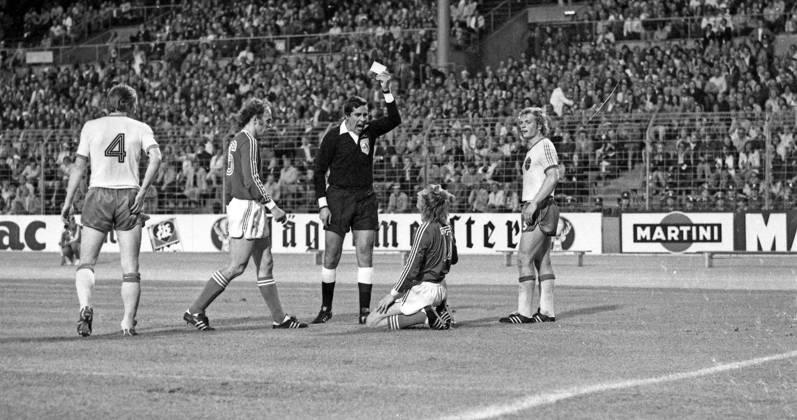26.06.74 Schweden - Polen Deutschland, Stuttgart, 26.06.1974, Fussball, WM 1974 in Deutschland, Schweden - Polen (0:1): v.l. Björn Nordqvist (Schweden), Jerzy Gorgon (Polen), Ramon Barreto (Schiedsrichter), Andrzej Smarmach (Polen), Björn Andersson (Schweden).