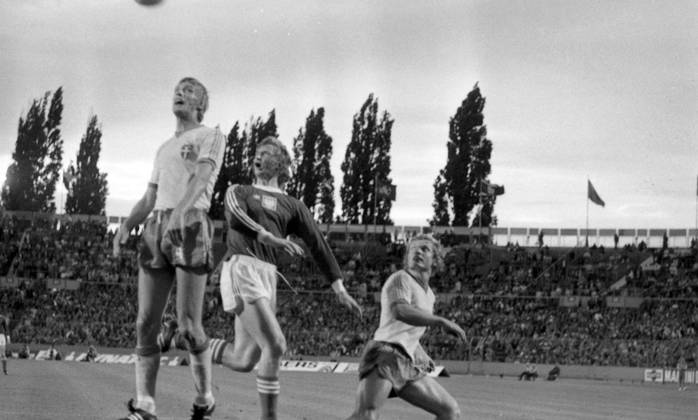 26.06.74 Schweden - Polen Deutschland, Stuttgart, 26.06.1974, Fussball, WM 1974 in Deutschland, Schweden - Polen (0:1): v.l. Björn Nordqvist (Schweden), Jerzy Gorgon (Polen), Björn Andersson (Schweden).