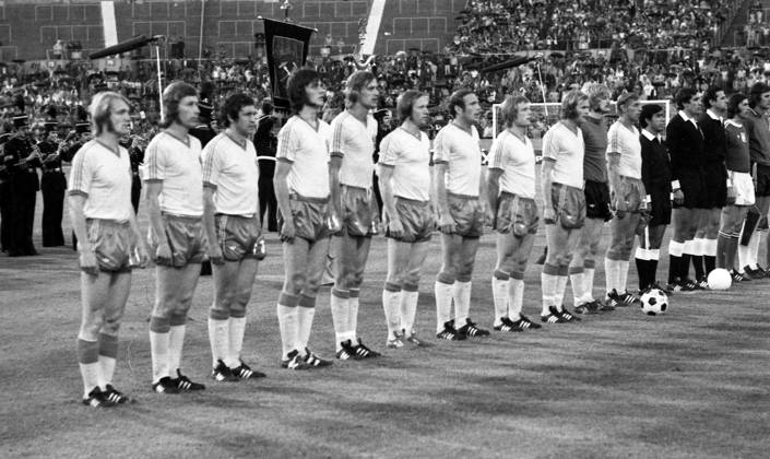 26.06.74 Schweden - Polen Deutschland, Stuttgart, 26.06.1974, Fussball, WM 1974 in Deutschland, Schweden - Polen (0:1): Team Mannschaft Kader Schweden v.l. Roland Sandberg, Conny Torstensson, Roland Grip, Ralf Edström, Staffan Tapper, Björn Nordqvist, Ove Grahn, Björn Andersson, Kent Karlsson, Ronnie Hellström, Bo Larsson.