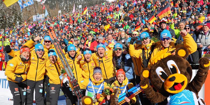 Bilder des Jahres 2024, Sport 01 Januar Sport Themen der Woche KW03 Sport Bilder des Tages BIATHLON - IBU WC Antholz ANTHOLZ,ITALY,20.JAN.24 - BIATHLON - IBU World Cup, single mixed relay. Image shows the rejoicing of Justus Strelow, Vanessa Voigt (GER) and team Germany. Keywords: trophy.  GEPAxpictures xThomasxBachun