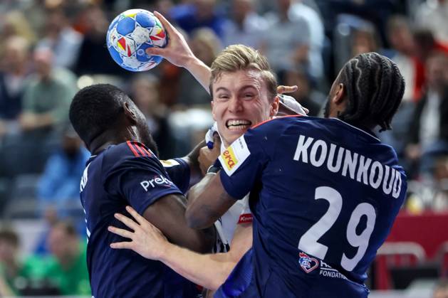Bilder des Jahres 2024, Sport 01 Januar Sport Themen der Woche KW03 Sport Bilder des Tages France v Iceland - Men s EHF Euro 2024 COLOGNE, GERMANY - JANUARY 20: Gisli Thorgeir Kristjansson of Iceland is challenge by Karl Konan of France (L) and Benoit Kounkoud of France (D) during the Men s EHF Euro 2024 main round match between France and Iceland at Lanxess Arena on January 20, 2024 in Cologne, Germany. SanjinxStrukic PIXSELL