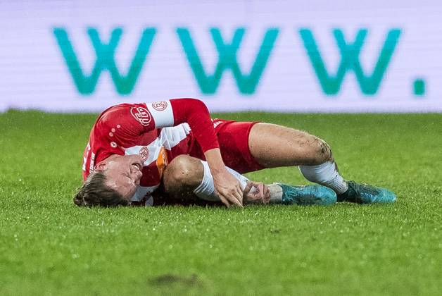 Bilder des Jahres 2024, Sport 01 Januar Sport Themen der Woche KW04 Sport Bilder des Tages 3. Liga: Rot-Weiss Essen - Viktoria Köln; 23.01.2024 Vinko Sapina (Rot-Weiss Essen, 27) nach Zweikampf auf dem Boden 3. Liga: Rot-Weiss Essen - Viktoria Köln, Essen, Stadion an der Hafenstrasse, 23.01.2024 DFB REGULATIONS PROHIBIT ANY USE OF PHOTOGRAPHS AS IMAGE SEQUENCES AND OR QUASI-VIDEO. Copyright: xBEAUTIFULxSPORTS Wunderlx