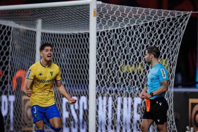 Bernardo Vital celebrates after winning penalty shootout during Taca Da Liga 23 24 (Allianz Cup) second semi-final game game between SL Benfica and GD Estoril Praia at Estadio Municipal de Leiria - Estadio Dr. Magalhaes Pessoa, Leiria, Portugal. (Maciej Rogowski) Leiria Estadio Municipal de Leiria - Estadio Dr. Magalhaes Pessoa Portugal Copyright: xMaciejxRogowskix slbestoril-2