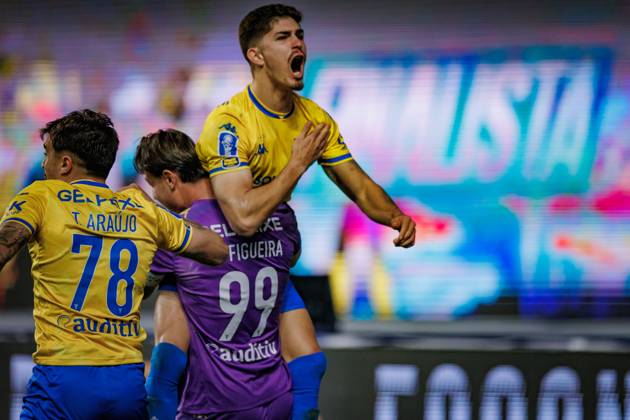 Bernardo Vital celebrates after winning penalty shootout during Taca Da Liga 23 24 (Allianz Cup) second semi-final game game between SL Benfica and GD Estoril Praia at Estadio Municipal de Leiria - Estadio Dr. Magalhaes Pessoa, Leiria, Portugal. (Maciej Rogowski) Leiria Estadio Municipal de Leiria - Estadio Dr. Magalhaes Pessoa Portugal Copyright: xMaciejxRogowskix slbestoril-3