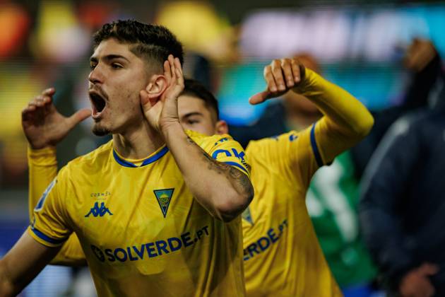 Bernardo Vital celebrates after winning penalty shootout during Taca Da Liga 23 24 (Allianz Cup) second semi-final game game between SL Benfica and GD Estoril Praia at Estadio Municipal de Leiria - Estadio Dr. Magalhaes Pessoa, Leiria, Portugal. (Maciej Rogowski) Leiria Estadio Municipal de Leiria - Estadio Dr. Magalhaes Pessoa Portugal Copyright: xMaciejxRogowskix slbestoril-9
