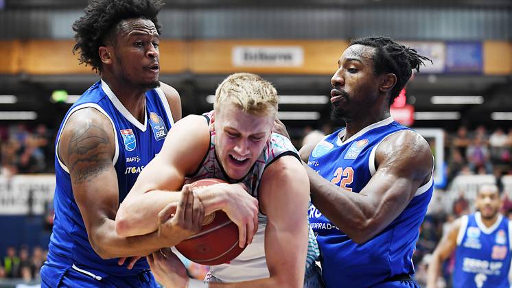 Bilder des Jahres 2024, Sport 01 Januar Sport Themen der Woche KW04 Sport Bilder des Tages Basketball, 1. Bundesliga BBL, Saison 2023 2024, 18. Spieltag, SYNTAINICS MBC (Mitteldeutscher Basketball Club Weissenfels) vs. Telekom Baskets Bonn (26.01.2024) Zweikampf um den Ball zwischen Stephon Jelks (Forward Syntainics MBC, Rückennummer 15), Samuel Griesel (Forward Bonn, Rückennummer 2), Johnathan Stove (Guard Syntainics MBC, Rückennummer 22) (v.l.n.r.) beim Spiel Weißenfels gegen Bonn (26.01.2024) Weißenfels Sachsen-Anhalt Deutschland Stadthalle Weißenfels
